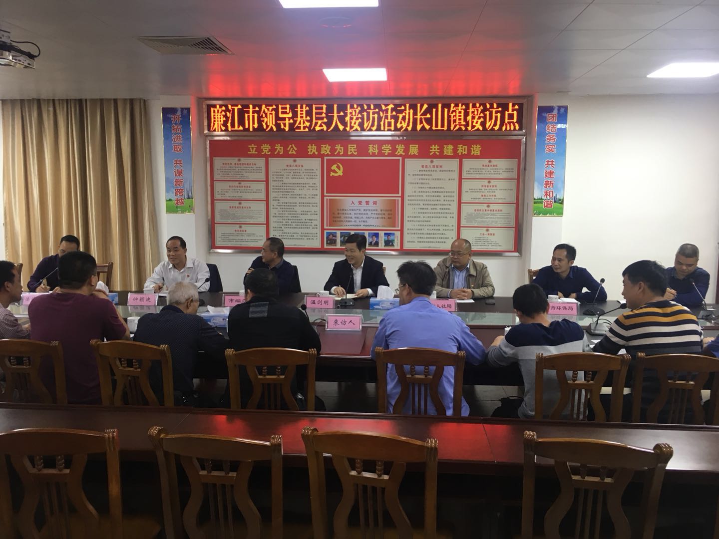 市人大常委会副主任温剑明等到长山镇进行基层大接访
