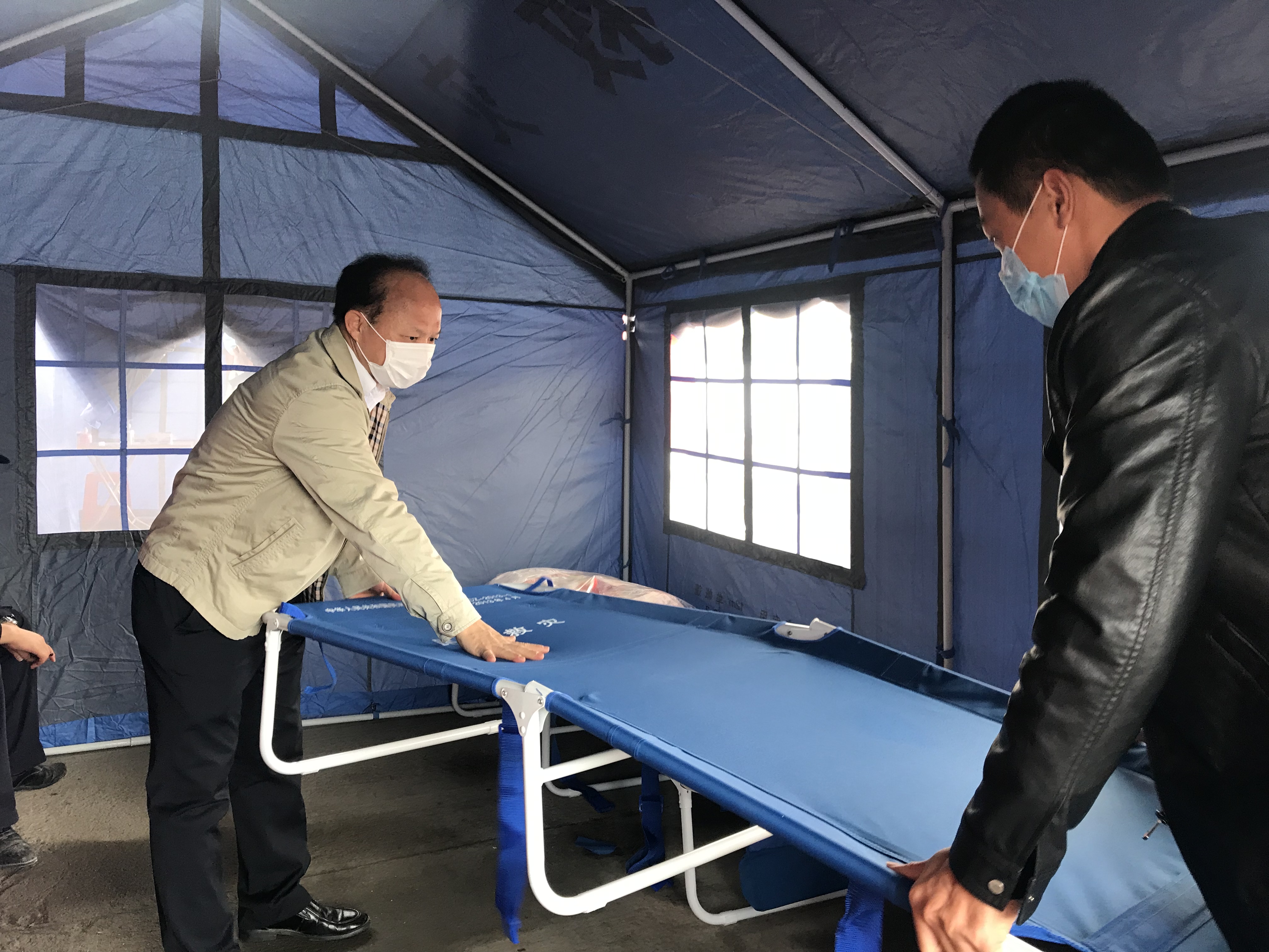廉江市交通运输局党组（党委）书记、局长廖伟略（左一）在一线检查防疫物资配备情况.jpg
