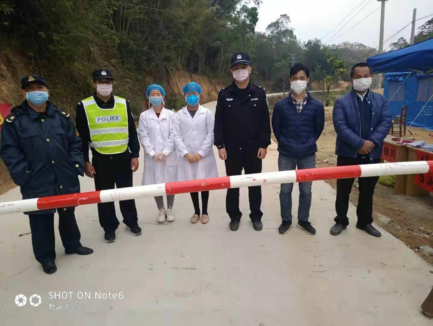 长山Y886线成龙村监测点执勤人员合照，左一为符可满.jpg