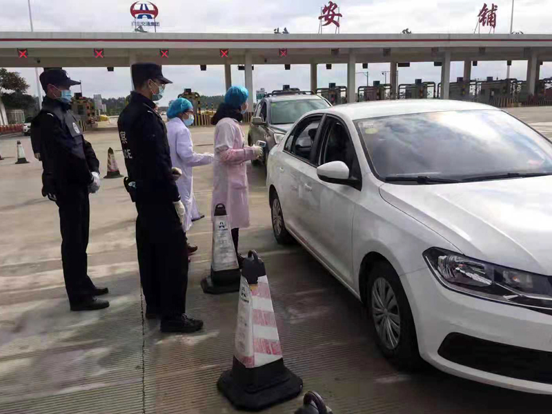 医护人员在安铺东出口对外入车辆人员进行体温检测-1.jpg