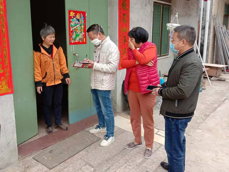 新建村党员网格员到网格点排查登记外出返乡人员-1.jpg