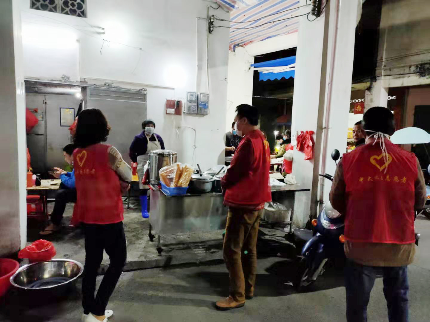 中大社区干部、党员志愿者到宵夜店为群众宣传防治知识.jpg