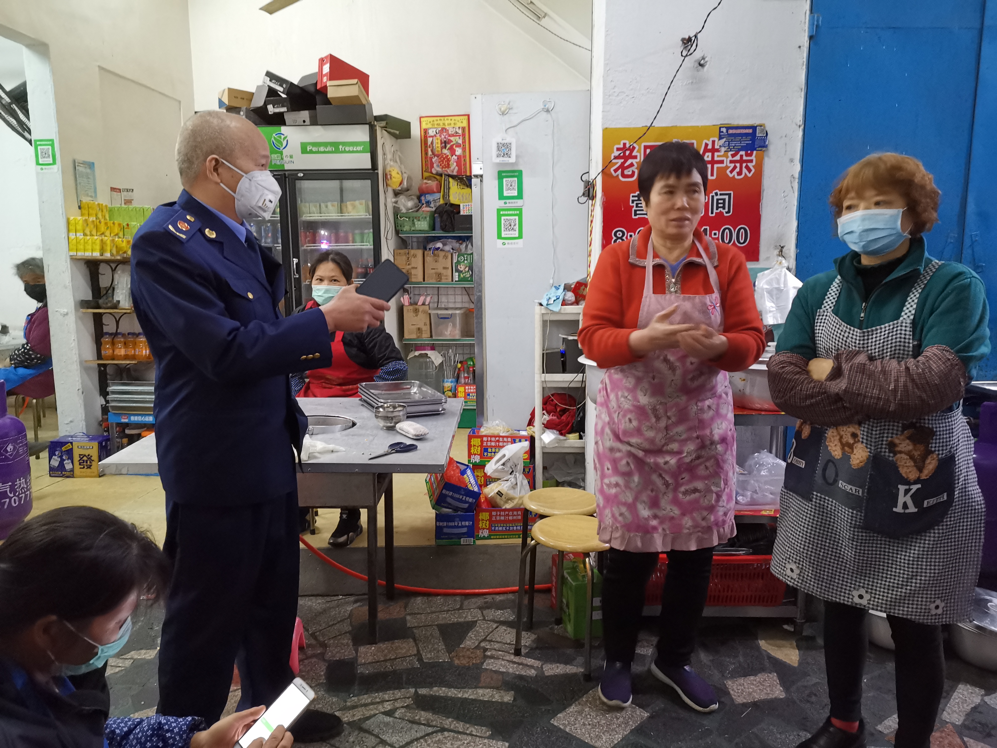 安铺镇政府联合市场监管所开展对小吃店防疫措施进行检查.jpg
