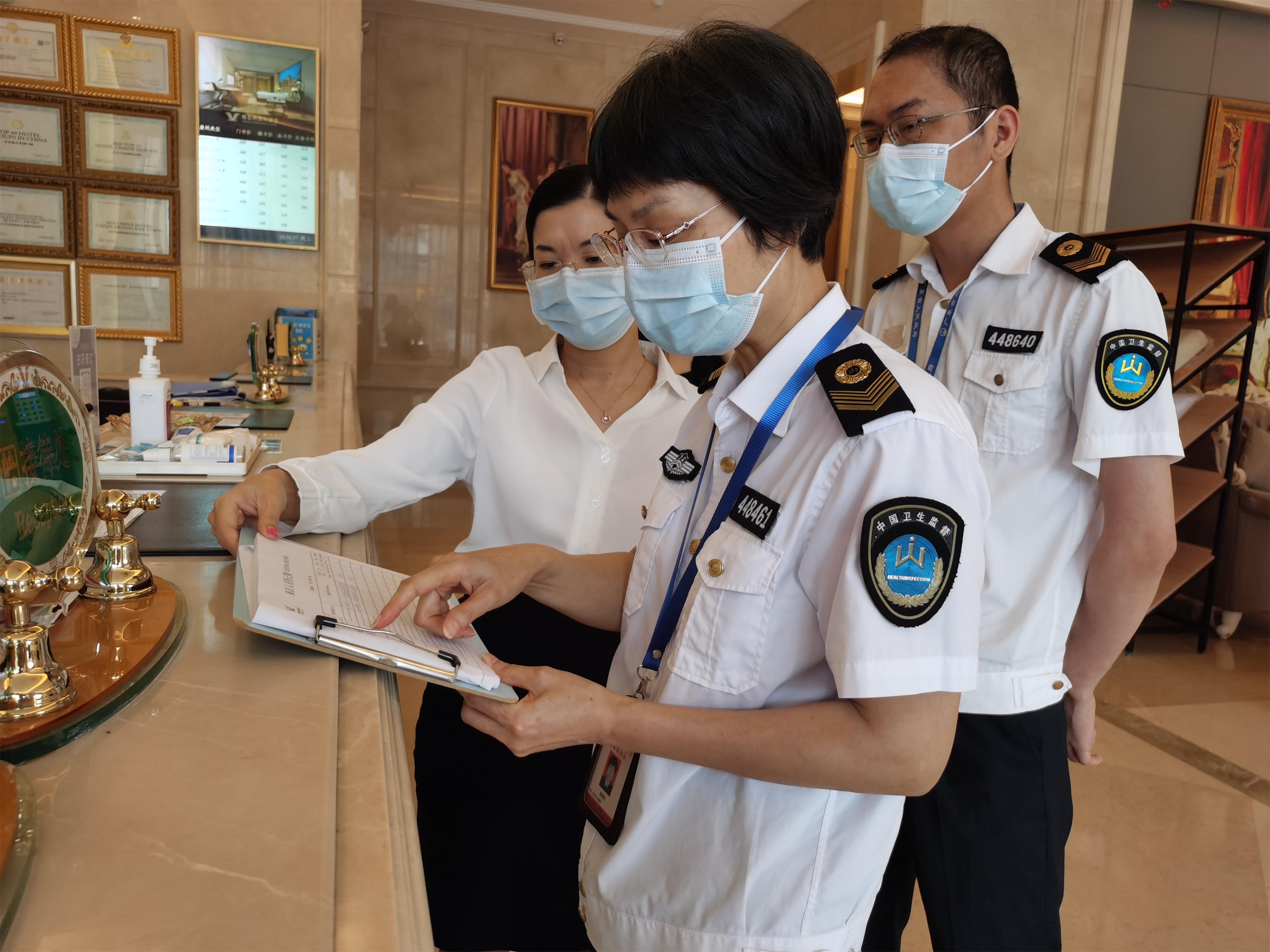 卫生监督执法人员对酒店疫情防控措施落实情况进行监督检查.jpg