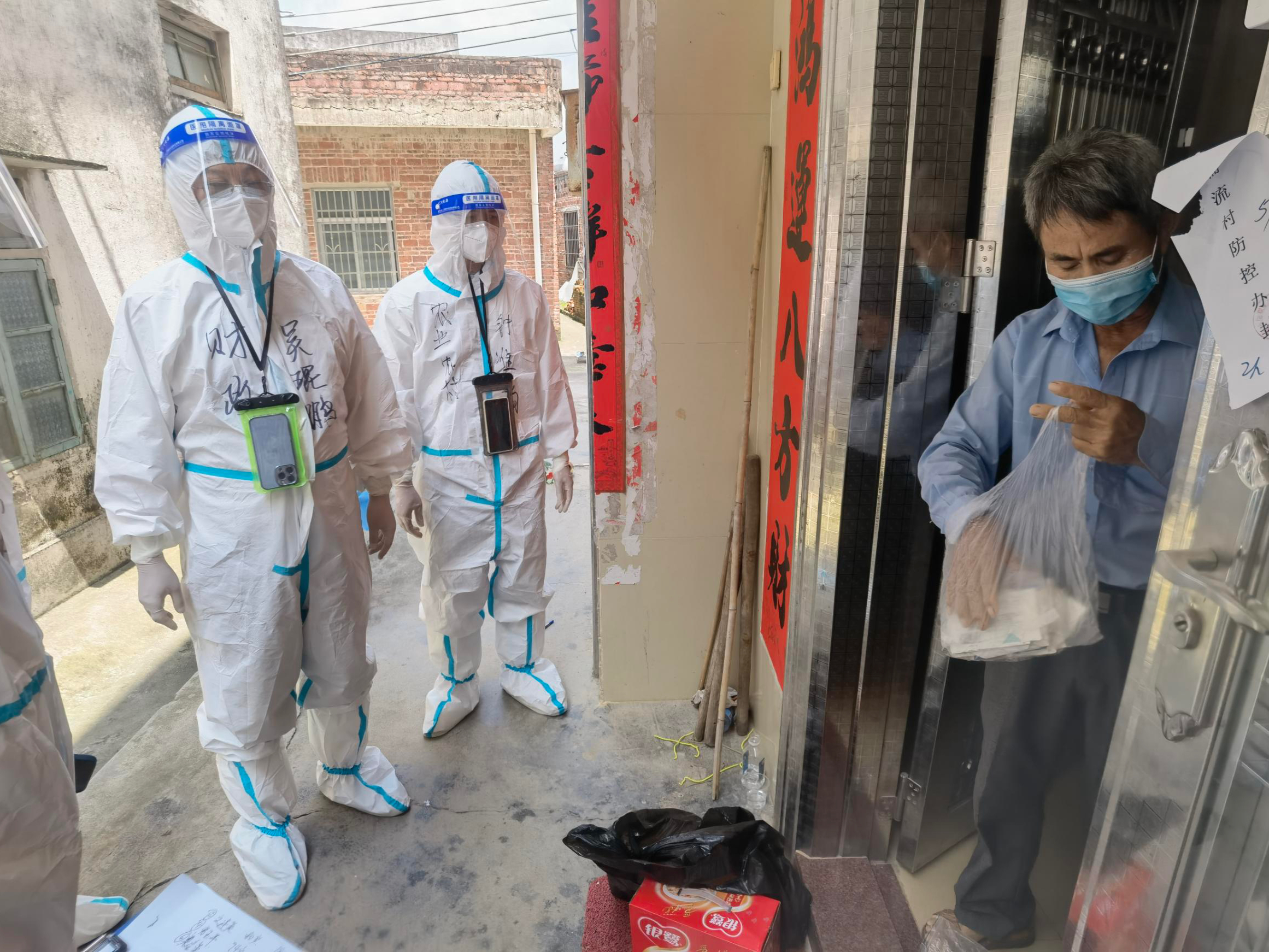 志愿者吴琨鹏为村民送药物.jpg