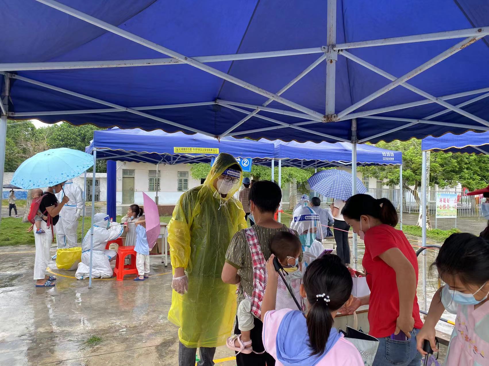 钟波在村委一线冒雨参加防疫.jpg