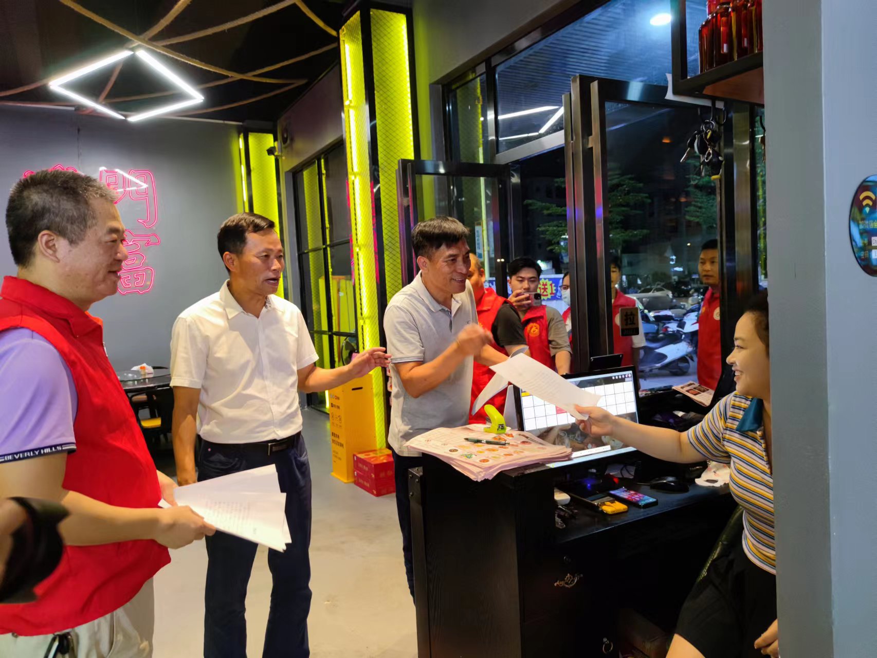 活动时间：9月14日，活动地点：城北街道石龙村委辖区，活动主题：“文明伴我行”进村入户宣传活动 (2).jpg