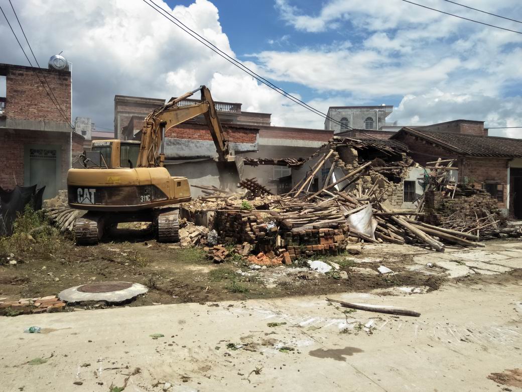 图片:调整大小 蒙村三清三拆大行动现场