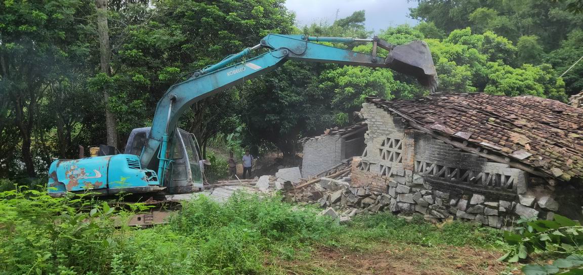 图片:调整大小 新屋村委大田面三清三拆现场