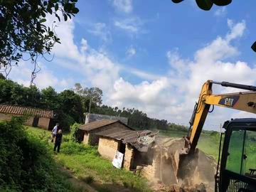 图片:调整大小 烟塘村委那角三清三拆大清理现场