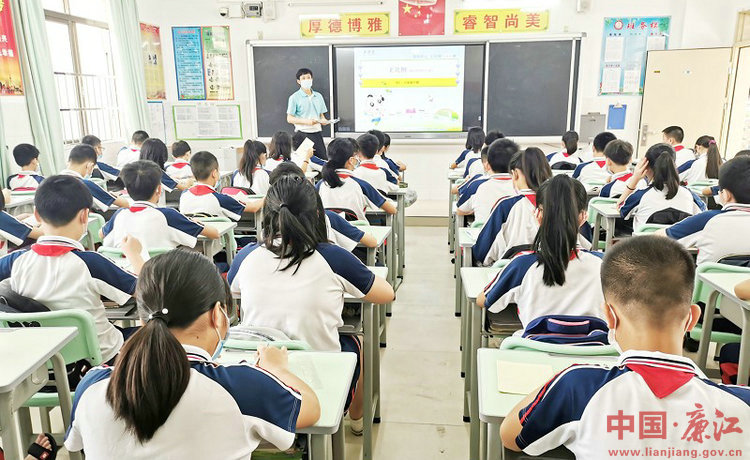 我市首批68257名小学生返校复学.jpg