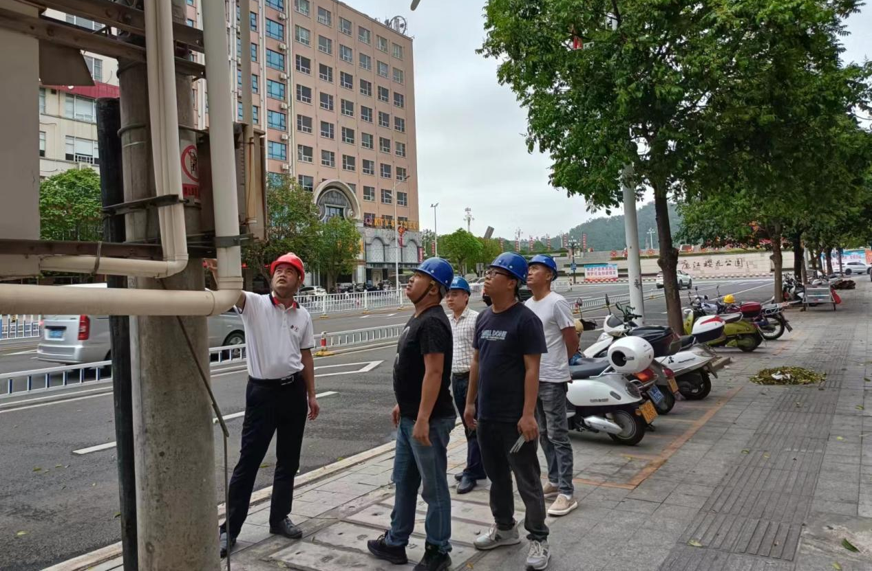 樱花公园门口路灯控制箱.png