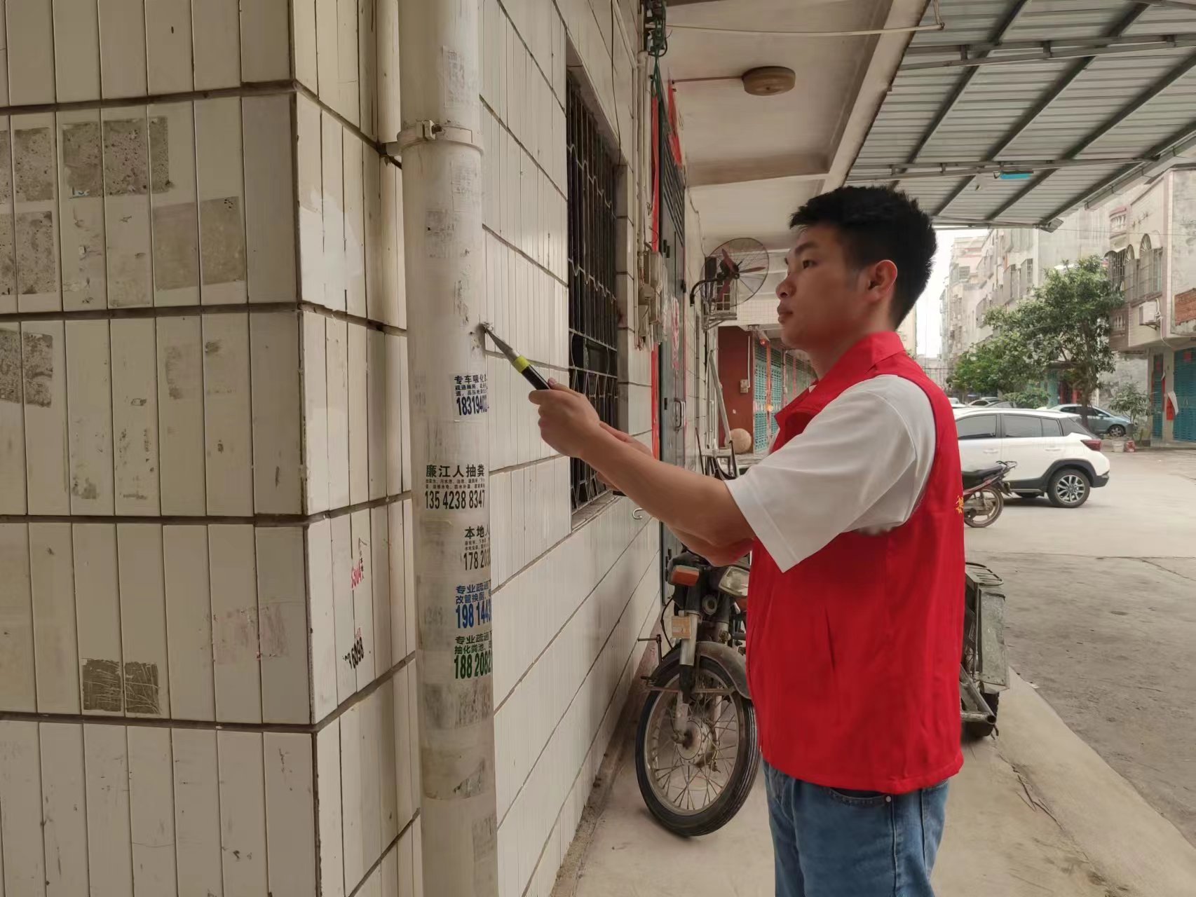 2.志愿者在清理小广告 .jpg