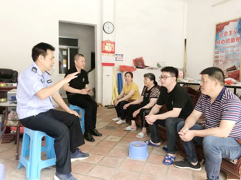 刘琴昌调解现场.jpg