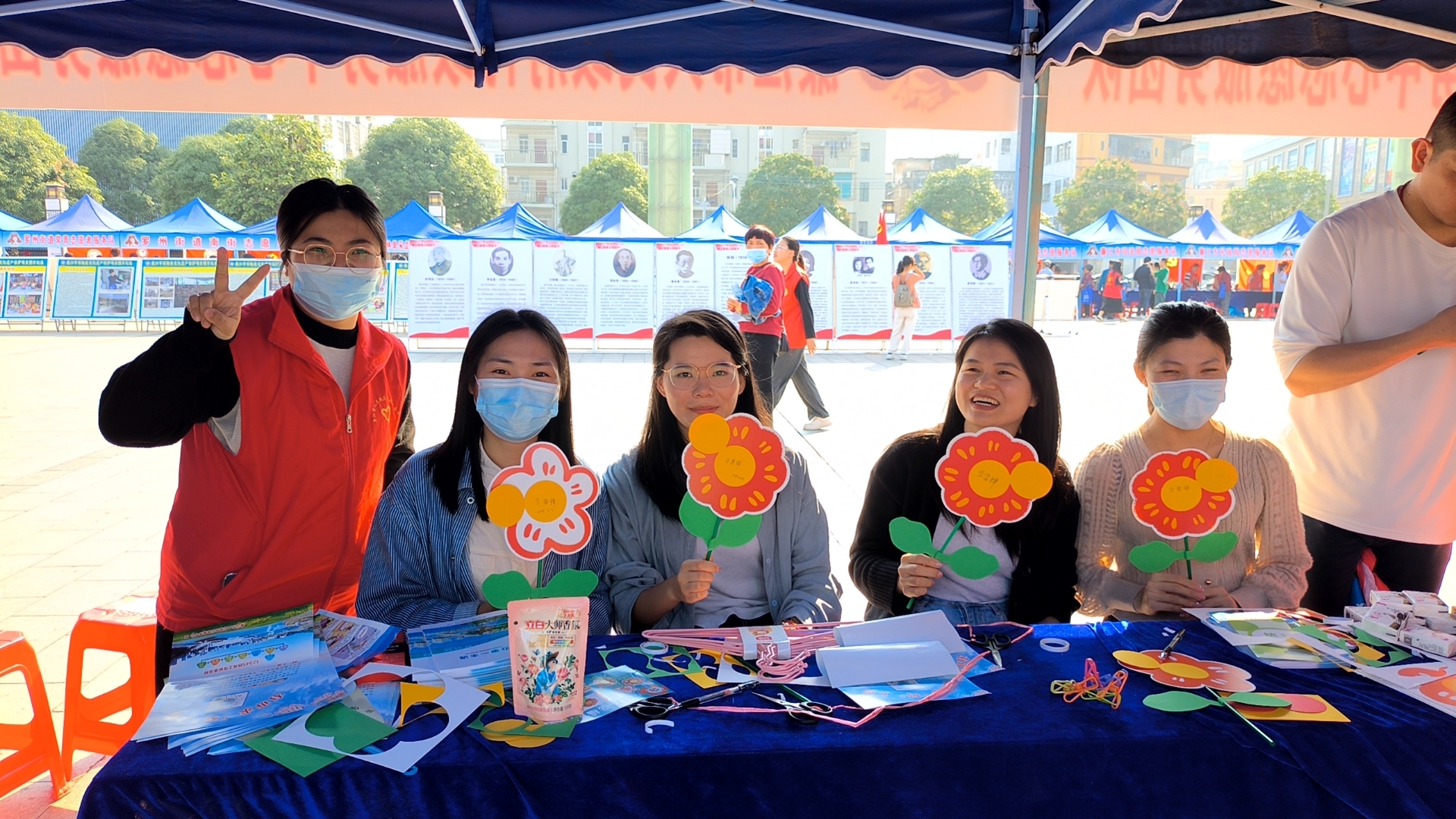 地点:文化广场;主题:践行雷锋精神 绽放文明之花;举办单位:廉江市人民政府行政服务中心;时间:2024年03月05日;5.jpg.jpg