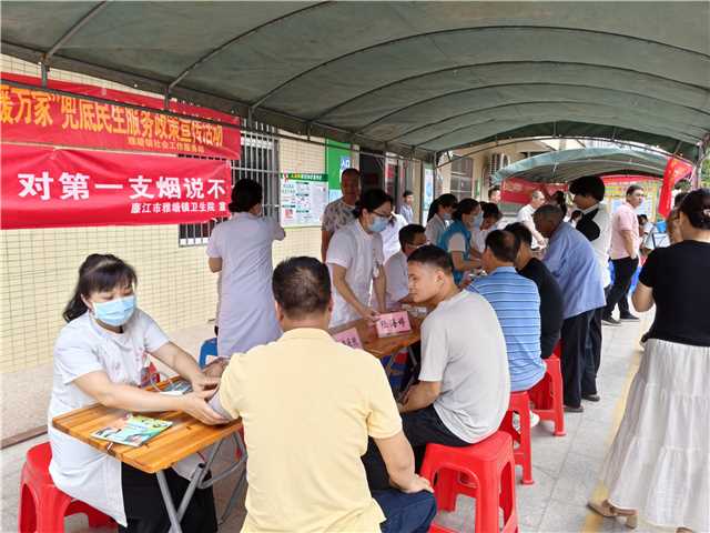 党建引领送健康 义诊服务暖民心——廉江市卫生健康局党组赴雅塘镇开展助力乡村振兴义诊活动 (1).jpg