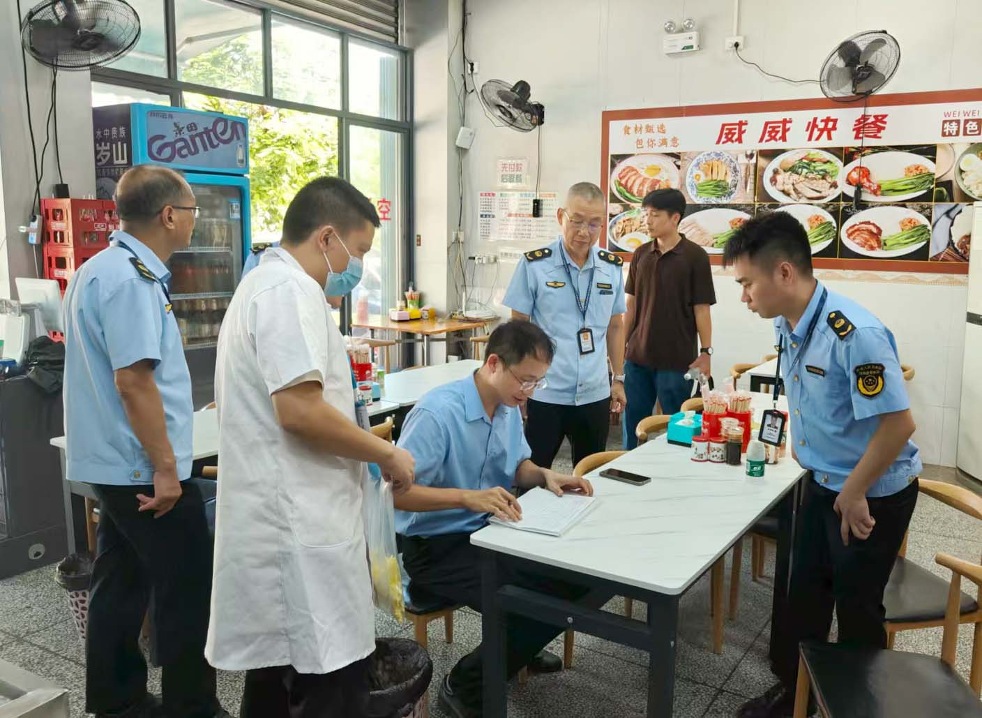 8月28日，食品经营监管股联合吉水市场监管所继续在文理学院周边开展食品安全整治并开展食品抽检 (1).jpg