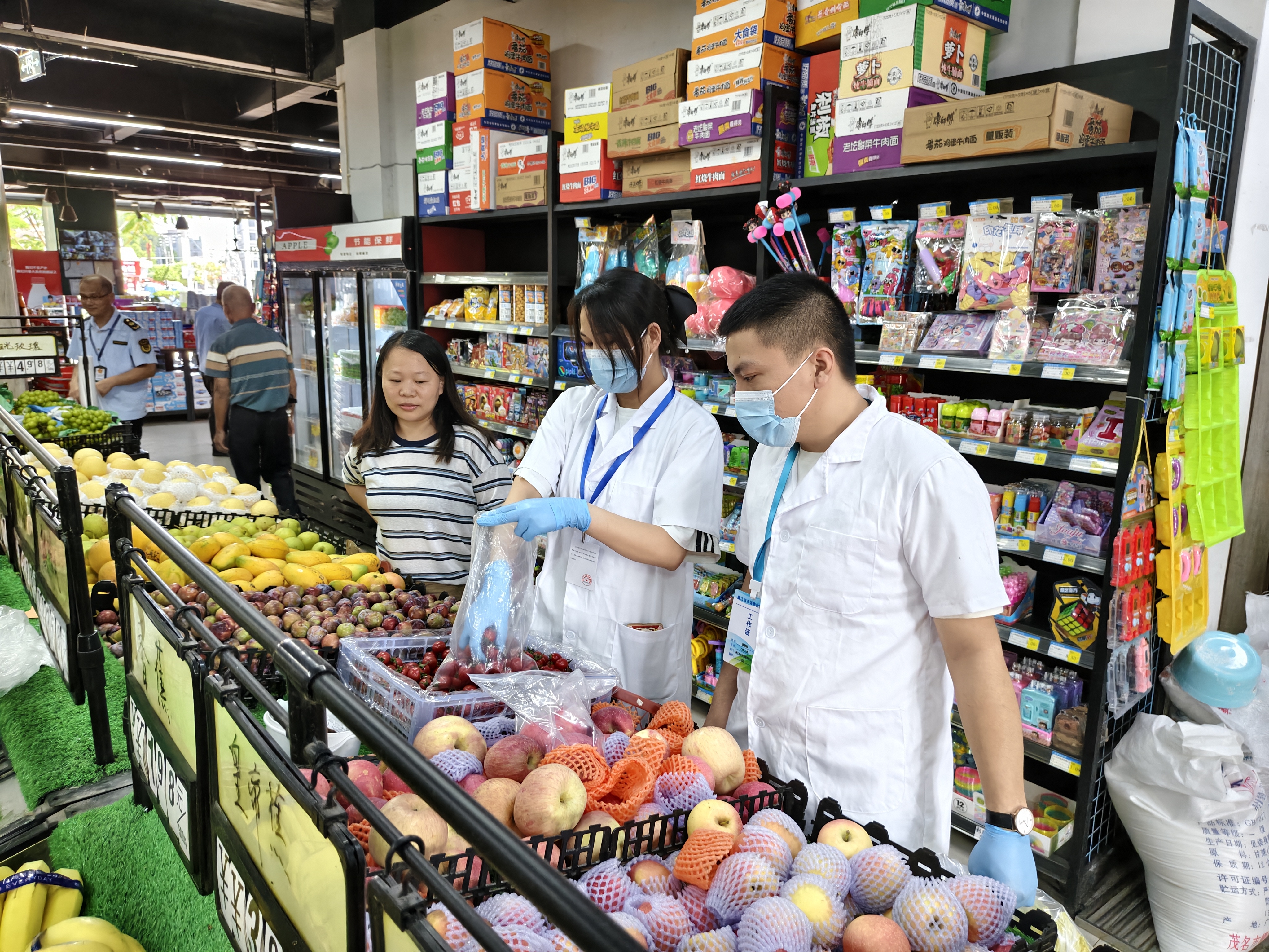 8月28日，食品经营监管股联合吉水市场监管所继续在文理学院周边开展食品安全整治并开展食品抽检 (3)(1).jpg