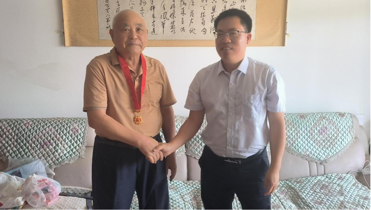 苏昌同志与“光荣在党50年”老党员合影.png