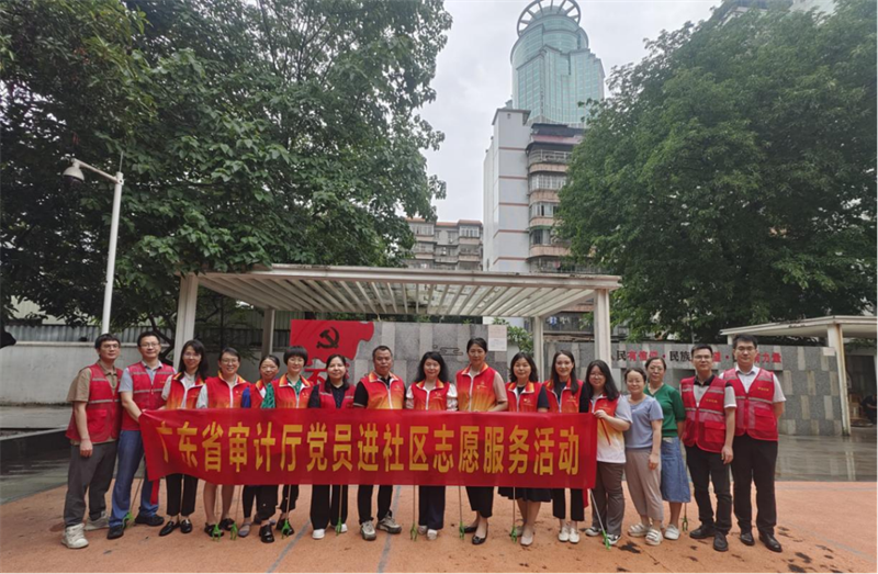 厅机关团总支联合工会、妇委会深入学习贯彻习近平总书记给上海市虹口区嘉兴路街道垃圾分类志愿者的重要回信精神，组织青年审计干部到某社区开展垃圾清理志愿服务活动.png